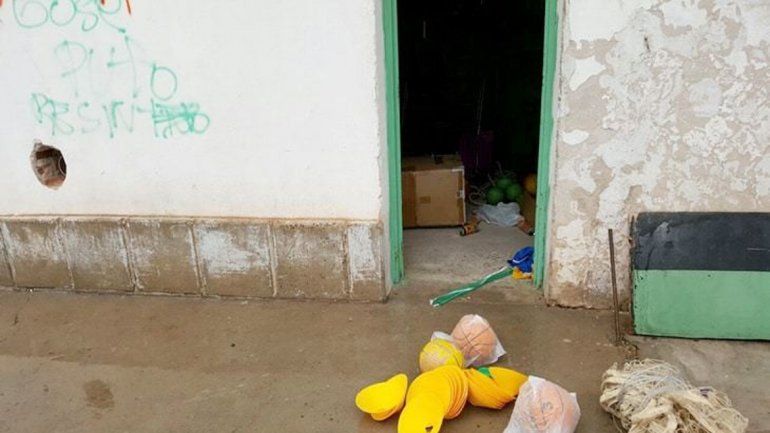 Algunas pelotas sin inflar quedaron tiradas en el patio de la escuela.