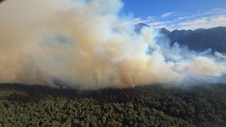 El incendio en Los Manzanos: Foto: Parque Nacional Nahuel Huapi. El incendio en Los Manzanos: Foto: Parque Nacional Nahuel Huapi.