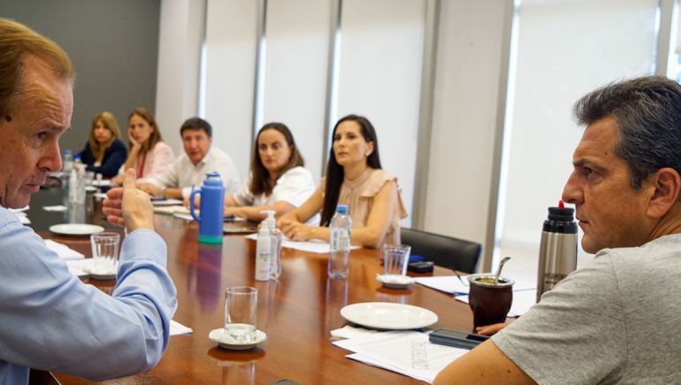 Sergio Massa junto a legisladores del Frente Renovador y Unión por la Patria.