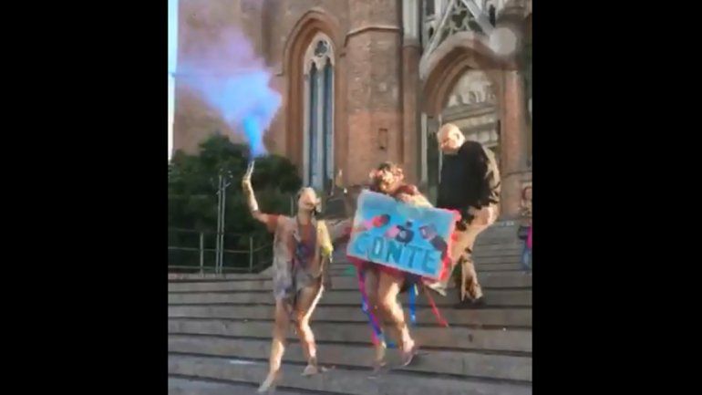 Un cura le pegó una patada a una egresada en la escalinata de la catedral