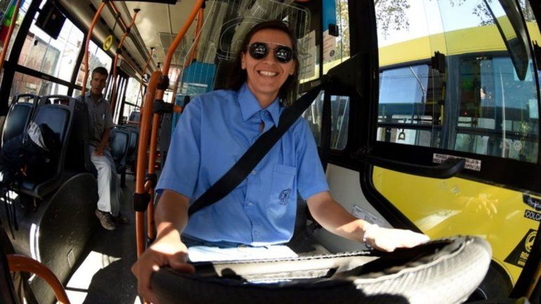Una de las choferes discriminadas ya maneja su colectivo