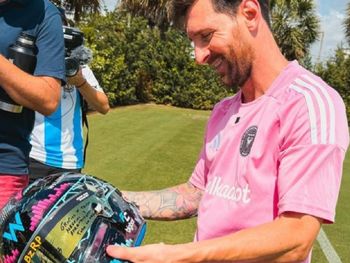 colapinto le regalo su casco a messi con una frase emocionante