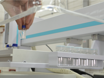 Técnico realiza análisis preciso de muestras de vino en laboratorio enológico argentino Técnico realiza análisis preciso de muestras de vino en laboratorio enológico argentino