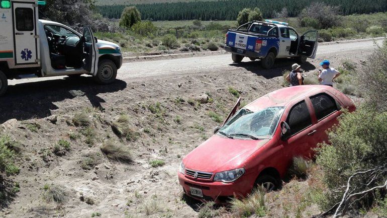 Una mujer perdió el control de su auto y volcó cerca de Villa Traful: sufrió heridas leves
