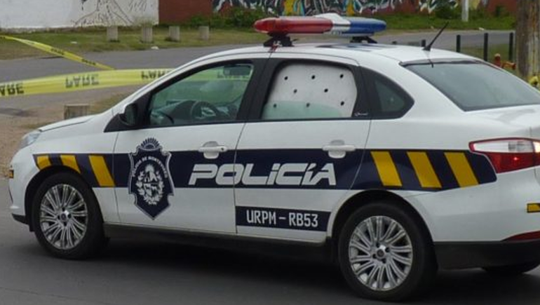 La policía uruguaya encontró el cuerpo del hombre dentro del auto y con un impacto de bala. La policía uruguaya encontró el cuerpo del hombre dentro del auto y con un impacto de bala.