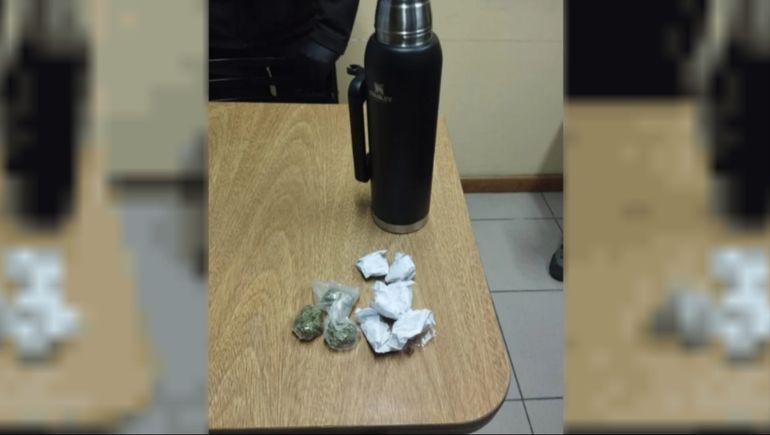 El termo y los envoltorios de marihuana que contenía en su interior: el pasajero del micro de Esquel lo llevaba adentro de su mochila.