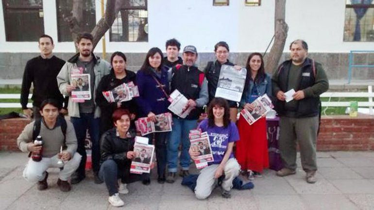 Los postulantes al Congreso repartieron folletos en la universidad.