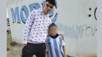 conmovedor: vio llorar a un nene que limpiaba vidrios y le regalo la camiseta de argentina conmovedor: vio llorar a un nene que limpiaba vidrios y le regalo la camiseta de argentina