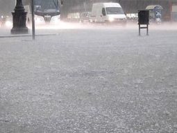 Rigen dos alertas de nivel amarillo y rojo que afectarán a la mitad del país. Rigen dos alertas de nivel amarillo y rojo que afectarán a la mitad del país.