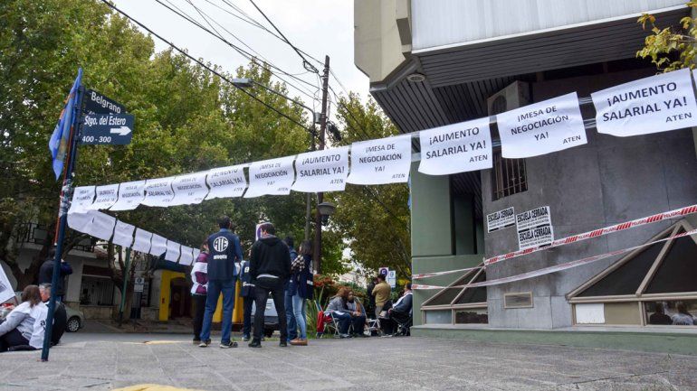 Otro paro docente: ATEN cerró las escuelas y realiza un acampe en Casa de Gobierno
