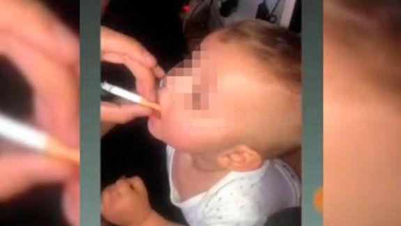 Hizo fumar a su bebé