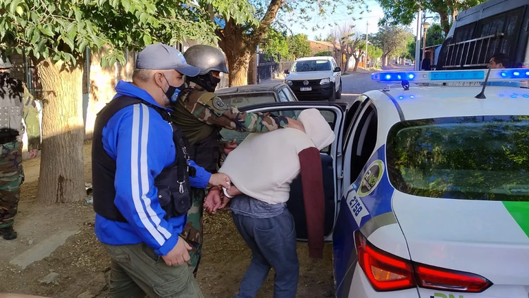 El momento en que Recaptura de la Policía neuquina y el COER de la rionegrina detienen a Soto en Cinco Saltos.