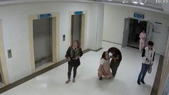 Las autoridades del hospital dicen que el marido no aceptó la cesárea. La mujer, debido a los fuertes dolores que sentía, tomó la drástica decisión.