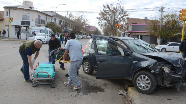 Cruzó un semáforo en rojo y ocasionó un fuerte choque