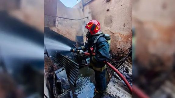 Él tiene sus quemaduras en la cara y el pecho porque atravesó el fuego, relató su madre.&nbsp;