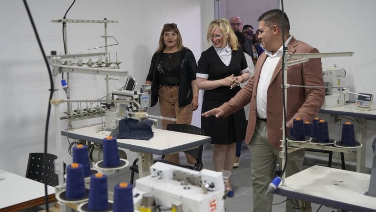 Jefas de hogar de San Patricio del Chañar trabajarán en una nueva fábrica de mamelucos para Vaca Muerta