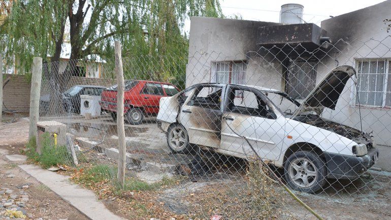 Lo escrachan y queman su auto en Valentina Sur: está denunciado por abusar de 5 nenes