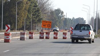 Los desvíos por obras en la Ruta 7 a la altura de la calle 9 en Centenario.