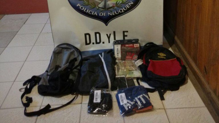 Parte de los elementos secuestrados por el departamento de Delitos.