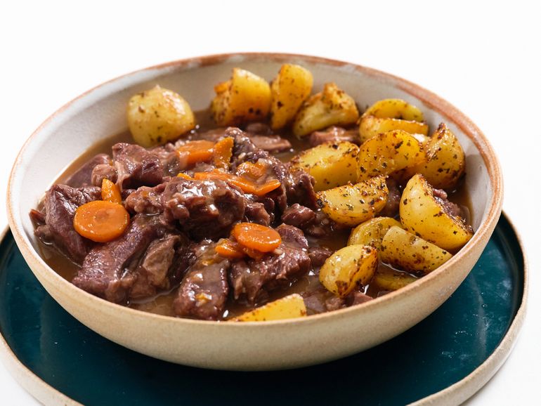 Delicioso y reconfortante el estofado de ternera al vino tinto Delicioso y reconfortante el estofado de ternera al vino tinto
