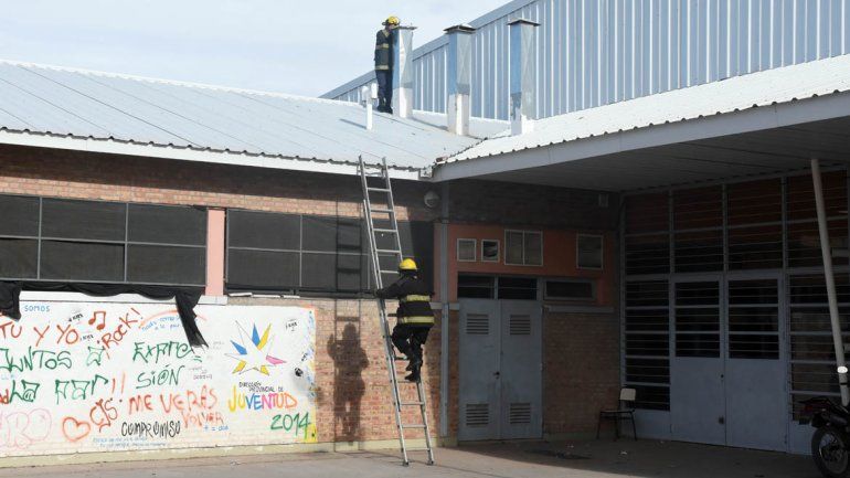 Los bomberos revisaron el sistema de calefacción de la EPET 17 tras la explosión.