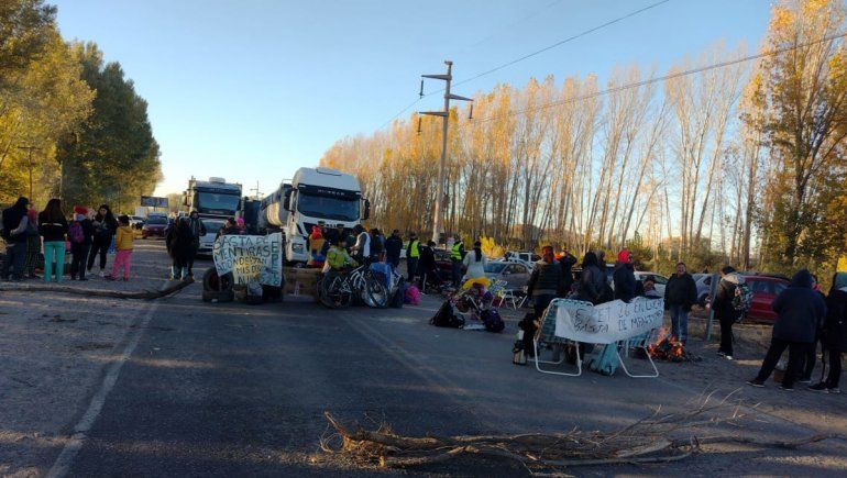 Tensión en El Chañar por un contrapiquete de camioneros