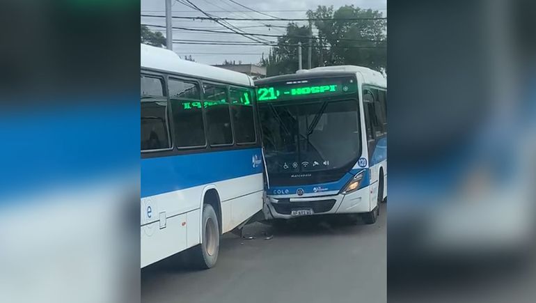 Una distracción que salió cara: chocaron dos colectivos en Valentina Sur