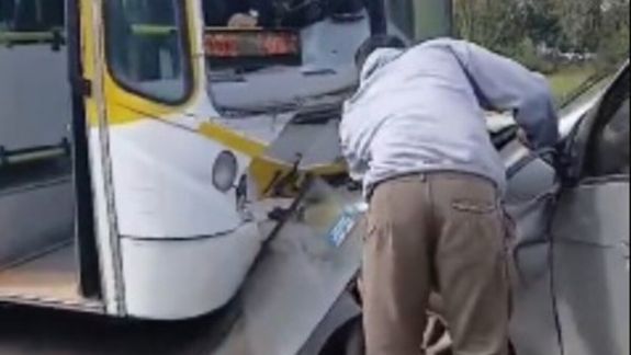 El violento choque de un remis contra el colectivo en Florencio Varela