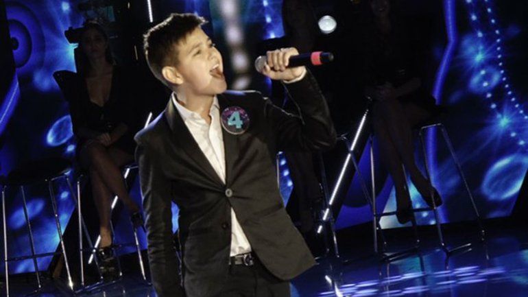 Gero Paredes cautivó con su facha y su voz en Genios