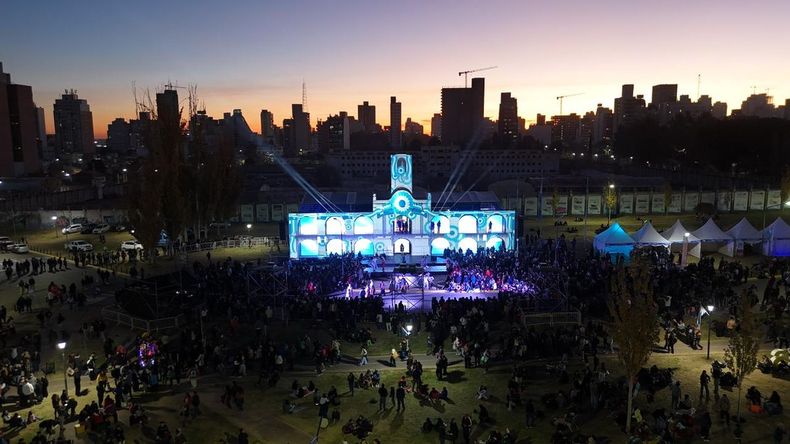 Miles de neuquinos celebraron el Día de la Patria en el Cabildo montado en el parque Jaime de Nevares. | LM Neuquen Miles de neuquinos celebraron el Día de la Patria en el Cabildo montado en el parque Jaime de Nevares.