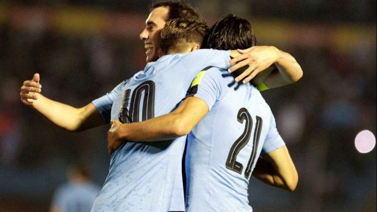 Uruguay goleó por 4 a 0 a Paraguay en el Centenario