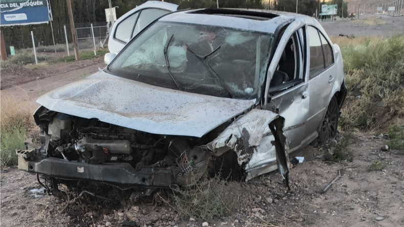 Terrible vuelco en Ruta 7 en la mañana de este lunes / Foto Gentileza | LM Neuquen Terrible vuelco en Ruta 7 en la mañana de este lunes / Foto Gentileza