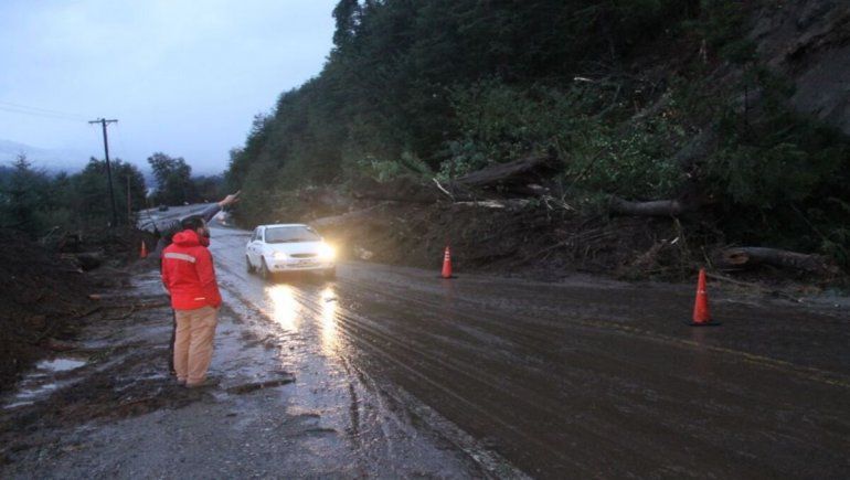 Un alud en La Angostura complicó el tránsito en la Ruta 40 | LM Neuquen Un alud en La Angostura complicó el tránsito en la Ruta 40