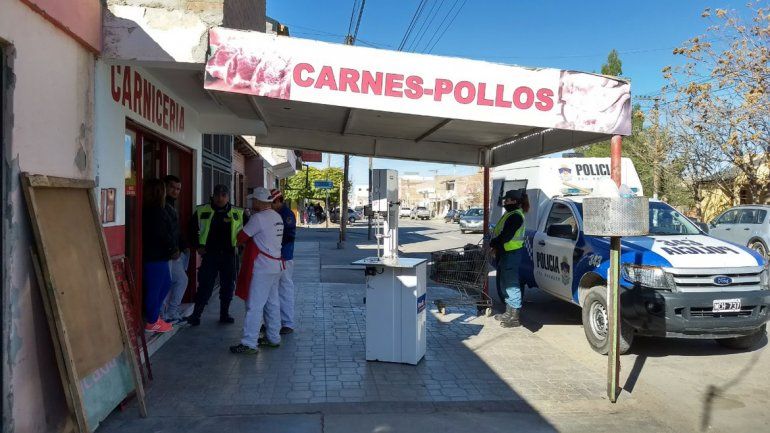 La maquinaria que quisieron llevarse quedó tirada en la vereda.