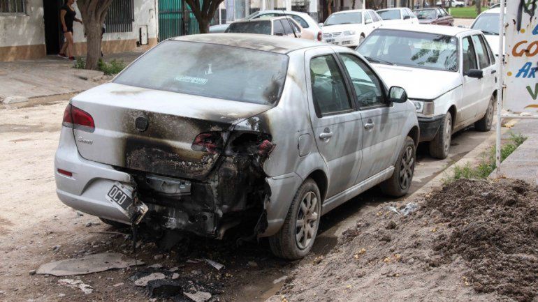 Uno de los autos incendiados en un incidente previo que se investiga.
