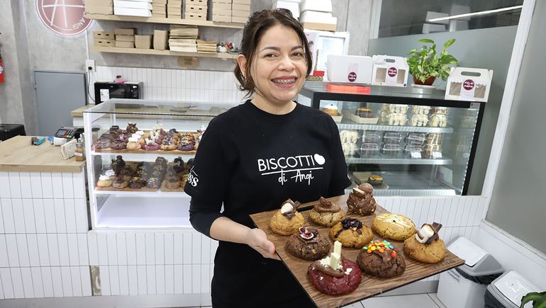 Es ingeniera en petróleo, pero conquistó con sus cookies virales y abrió dos locales en Neuquén