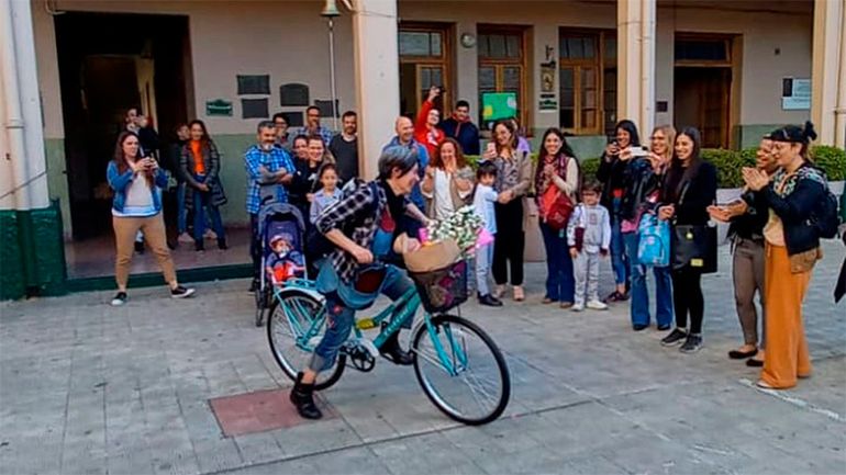 Le robaron la bicicleta a una maestra y los alumnos le regalaron una nueva