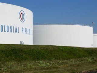Imagen de archivo no datada de los tanques de almacenamiento de Colonial Pipeline en Woodbridge, Nueva Jersey, EEUU. Colonial Pipeline/entrega vía Reuters