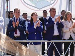 El intendente Fernando Banderet y la titular de la Legislatura, Zulma Reina, encabezaron la celebración del aniversario de Añelo. El intendente Fernando Banderet y la titular de la Legislatura, Zulma Reina, encabezaron la celebración del aniversario de Añelo.