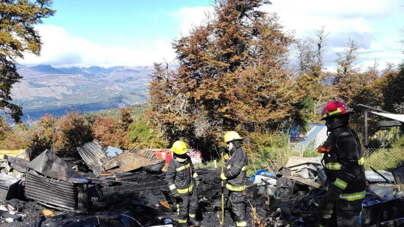 Un voraz incendio arrasó con una casa en San Martín de los Andes | LM Neuquen Un voraz incendio arrasó con una casa en San Martín de los Andes