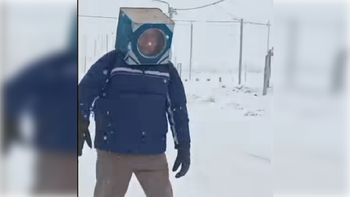 En Los Menucos no faltó el humor y la creatividad a pesar del frío y la nieve. Video gentileza Radio Roldán. En Los Menucos no faltó el humor y la creatividad a pesar del frío y la nieve. Video gentileza Radio Roldán.