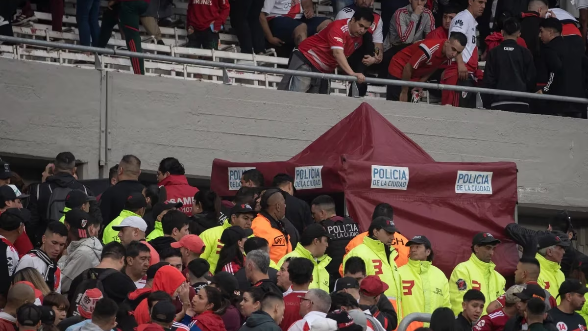 Qué se sabe del hincha que murió en el Monumental: se suspendió River-Defensa