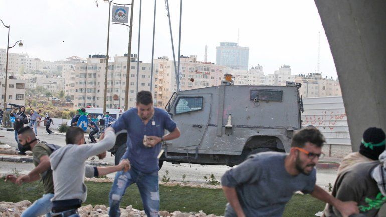 Jóvenes palestinos y la policía israelí se enfrentan en Jerusalén.