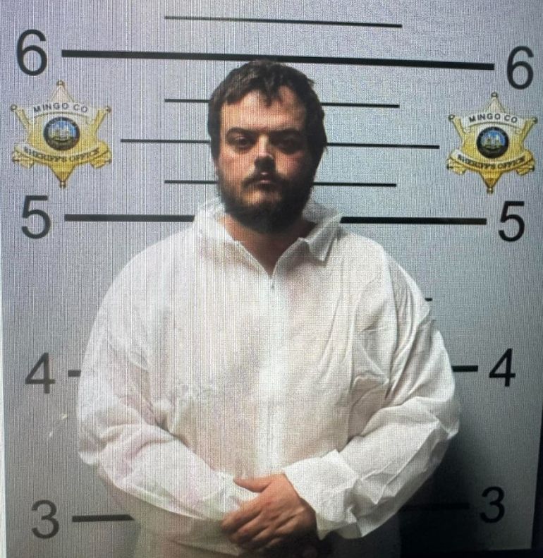 El único sospechoso del crimen es el esposo de la víctima. El único sospechoso del crimen es el esposo de la víctima.