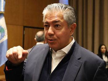 El gobernador Rolando Figueroa durante la firma de convenios con las entidades educativas en el Banco Provincia de Neuquén.