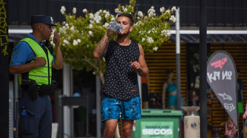 Agua, mucha agua: un jueves de 45°C de sensación térmica en 13 fotos