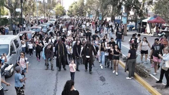 Convocan a una caminata zombi por Neuquén para recaudar alimentos