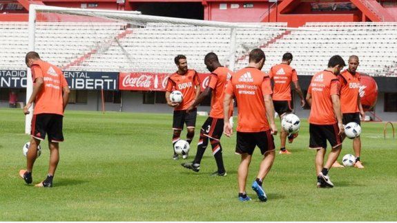 River volvió a entrenar en el Monumental después de 54 días. Esta tarde viaja a Mendoza para jugar con Boca.