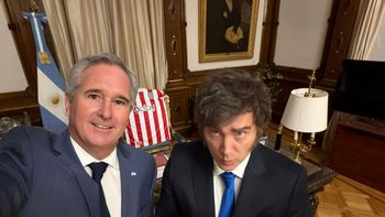 Javier Milei colocó la camiseta de Estudiantes sobre el sillón de Rivadavia durante reuniones en la Casa Rosada. Javier Milei colocó la camiseta de Estudiantes sobre el sillón de Rivadavia durante reuniones en la Casa Rosada.