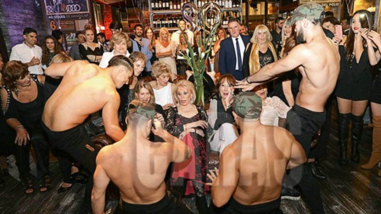 La mamá de Burlando recibió sus 80 rodeada de strippers